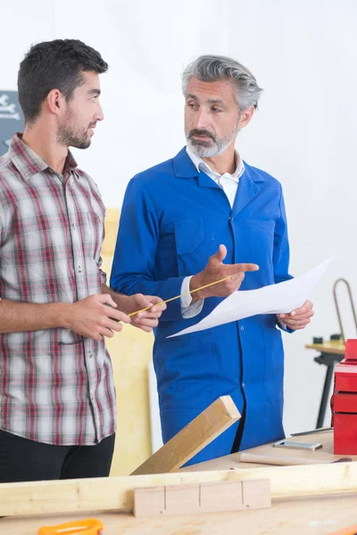 Aprendiz de carpintería y su mentor —  Fotos de Stock