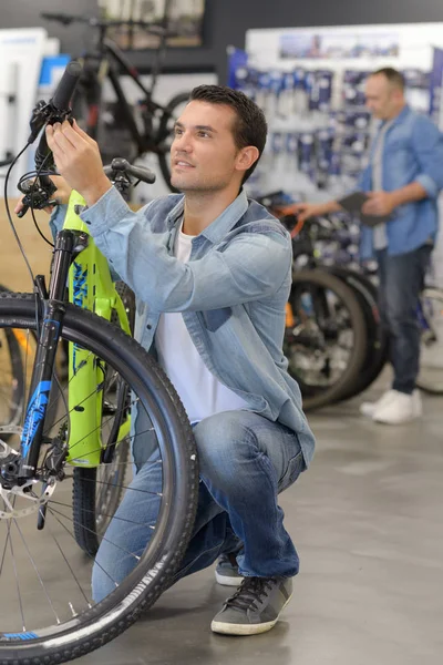 自転車で若い男性メカニックの肖像画を保存します。 — ストック写真