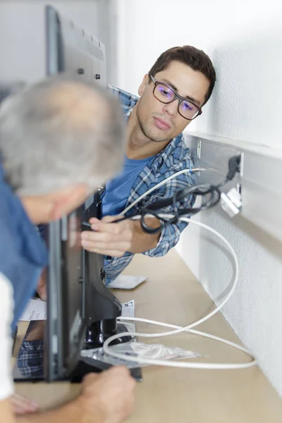 Cable Ethernet que se conecta a un enchufe de pared — Foto de Stock