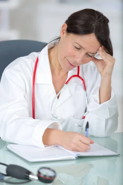 Retrato de una joven doctora trabajando en el consultorio —  Fotos de Stock