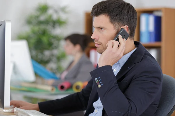 Stilig operatör callcenter med huvud-telefoner och bärbara — Stockfoto