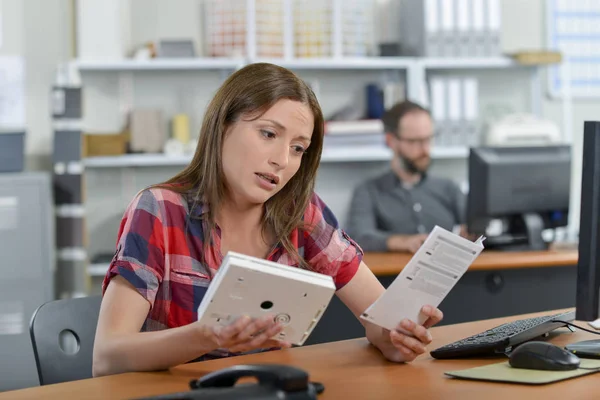 Feminino trabalhador escritório ficando estressado — Fotografia de Stock