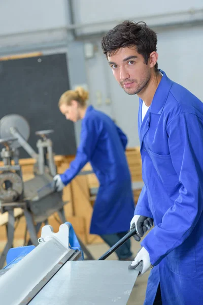 Jóvenes cualificados obligados a trabajar en la fábrica — Foto de Stock