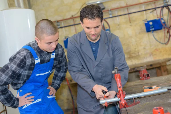 Makine boru kesme boru su sistemi ile dokunarak — Stok fotoğraf