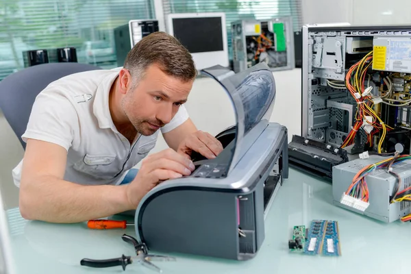 Techinician tot vaststelling van een printer — Stockfoto