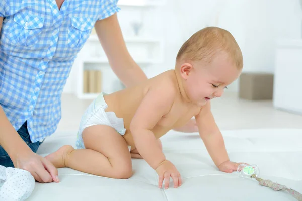 Barnet bär blöja och baby — Stockfoto