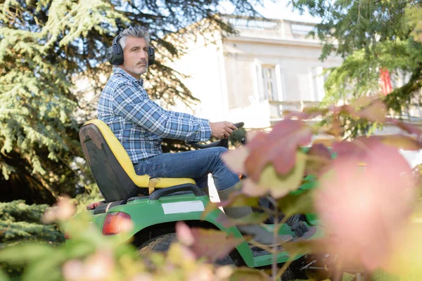 Mann mit Rasenmäher unterwegs — Stockfoto