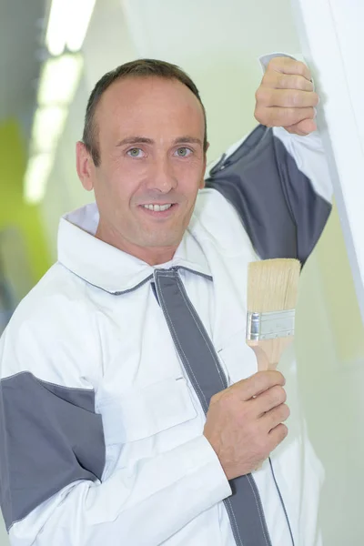 Homem segurando uma escova — Fotografia de Stock
