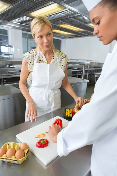 Két női szakács dolgozik egymás mellett a hotel konyhájában. — Stock Fotó