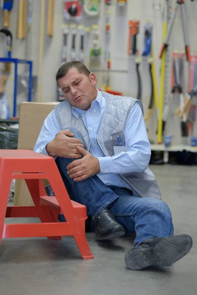 Arbeiter, der bei der Arbeit stürzte — Stockfoto