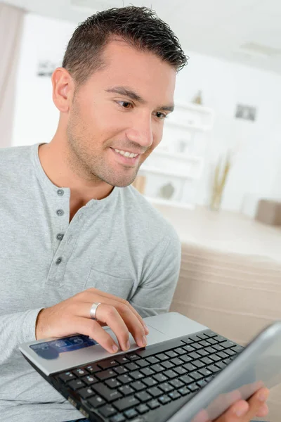 Uomo con laptop e maan — Foto Stock