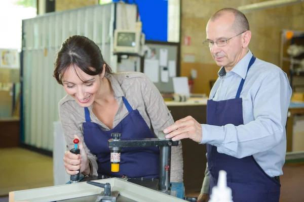 Ung manlig tekniker i blått övergripande i metallsmältverk workshop — Stockfoto