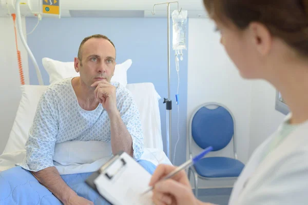 Пациент слушает медсестру — стоковое фото