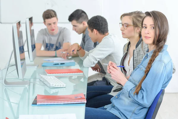 Grupo de estudiantes universitarios que asisten a una clase de informática — Foto de Stock