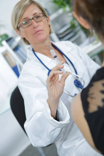 Ärztin während der Sprechstunde — Stockfoto