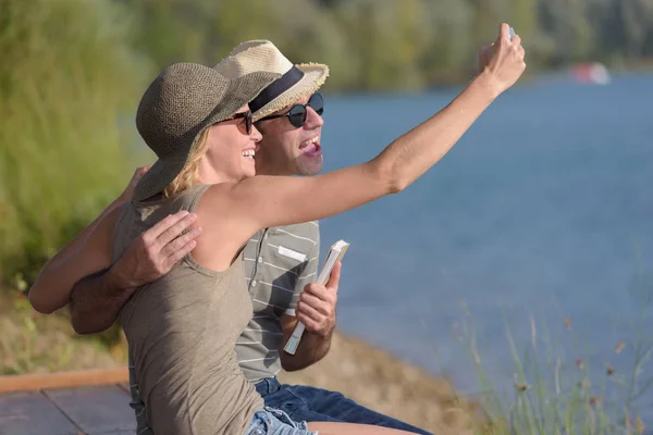 Joven pareja senderismo tomando selfie con teléfono inteligente — Foto de Stock
