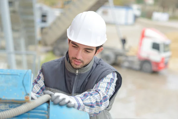 Man met compressor op bouwplaats — Stockfoto