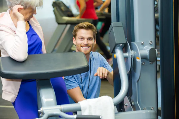 Therapeutin hilft einer älteren Frau bei ihrer Fitness — Stockfoto