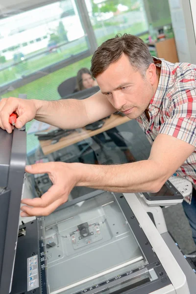 Ich hoffe, er kann den Drucker reparieren — Stockfoto