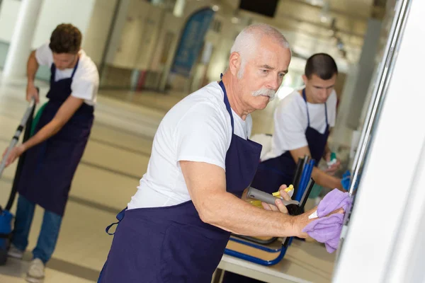 Professionele schoonmakers team in uniforme werken — Stockfoto