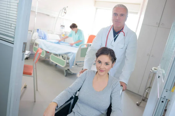 Patient being discharge in the hospital — Stock Photo, Image