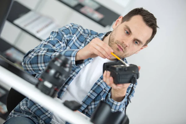 Man rengöra kameran och man — Stockfoto