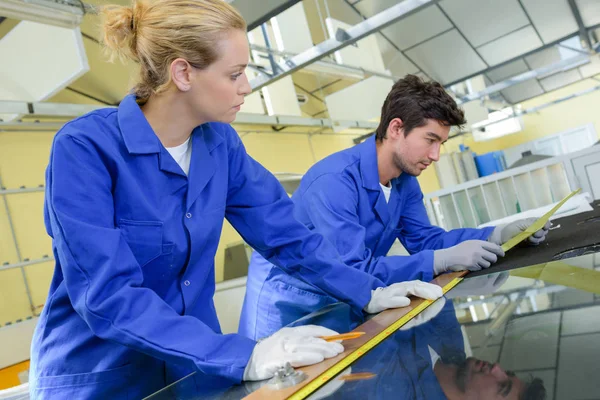 Mann und Frau arbeiten mit Glasscheibe — Stockfoto