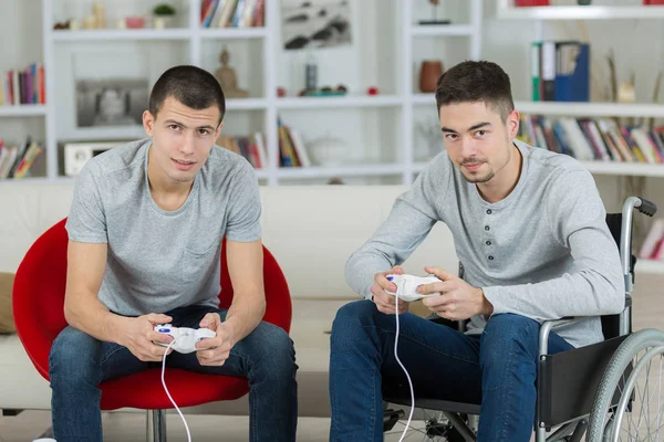 Friend in wheelchair playing video games — Stock Photo, Image