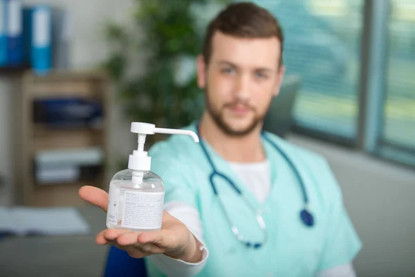 Medico che mostra un flacone della pompa — Foto Stock