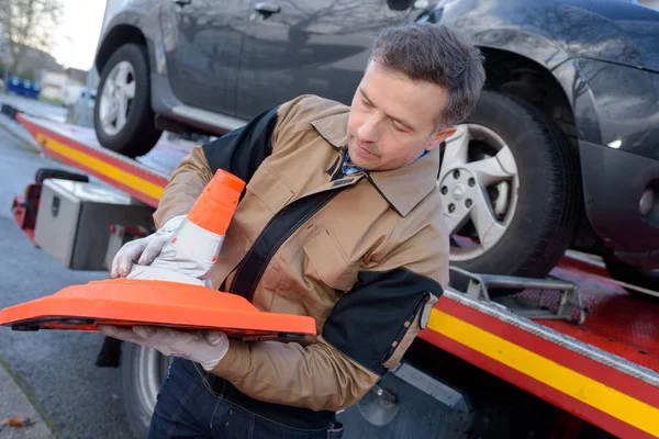 Tow vrachtwagen werknemer voor noodgevallen auto verplaatsen — Stockfoto