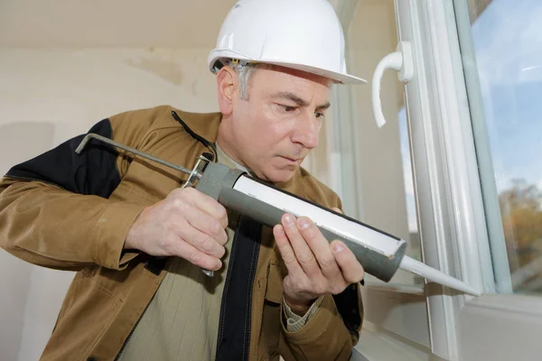 Applying glue on the windows — Stock Photo, Image