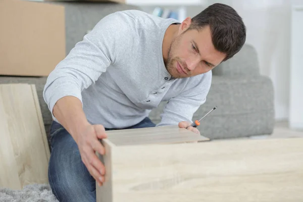 Mann beim Zusammenbau von Möbeln und Mann — Stockfoto