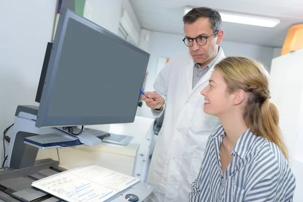 Reife Studentinnen diskutieren mit Lehrerin — Stockfoto