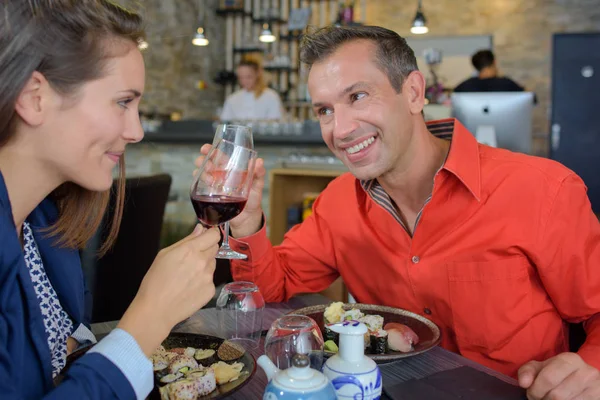 Tostadas en pareja con vino en el restaurante —  Fotos de Stock