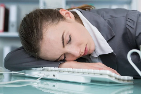 Moe vrouw aan het werk in het kantoor — Stockfoto