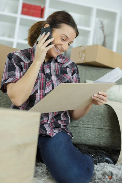 Kvinnlig kund ringer kundtjänst — Stockfoto