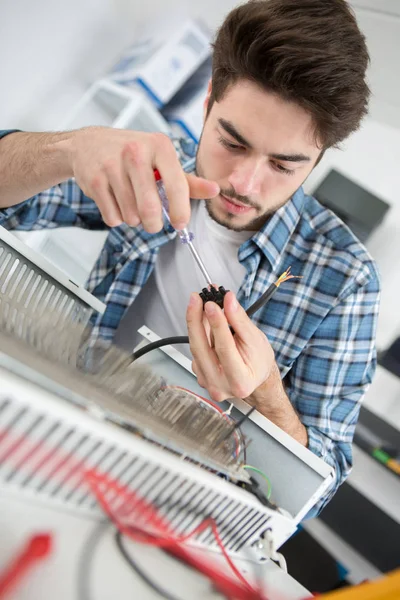 Giovane bello uomo riparazione radiatore — Foto Stock