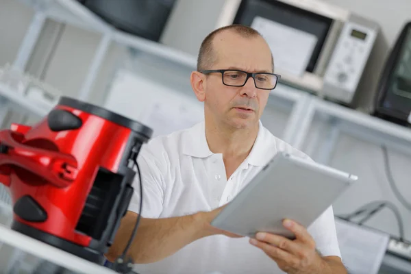 Technicina fastställande en hoover — Stockfoto