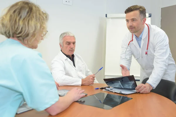 Medizinisches Team interagiert bei einem Treffen im Konferenzraum — Stockfoto