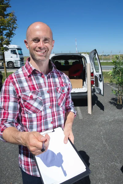 Selbstbewusster Paketzusteller — Stockfoto