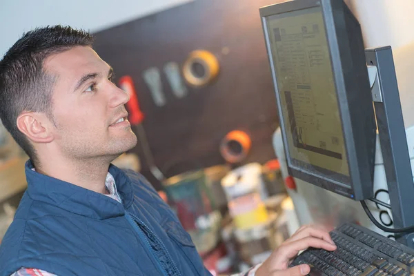Persona al terminale del computer nel magazzino di distribuzione — Foto Stock