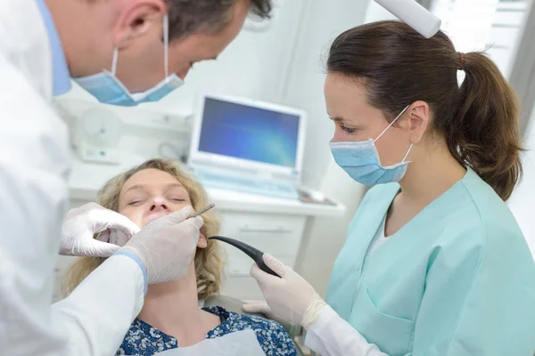 Όμορφη γυναίκα ασθενής έχοντας οδοντιατρική θεραπεία στο γραφείο οδοντιάτρων — Φωτογραφία Αρχείου