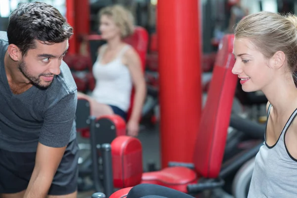 Sporting een jong koppel in de sportschool — Stockfoto