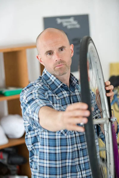Bisiklet mekanik atölye çalışmalarında — Stok fotoğraf