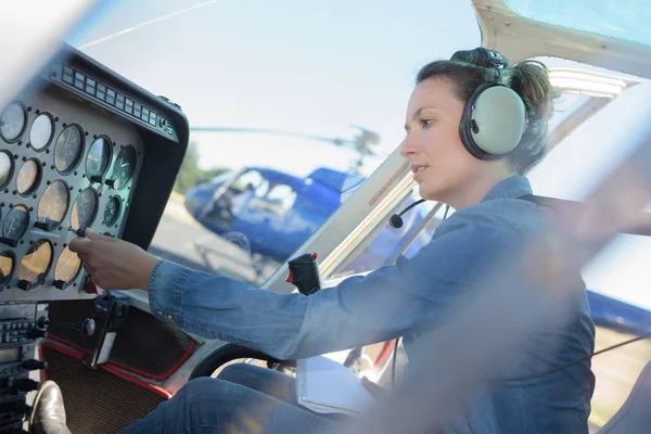 Helicopter pilot ready for take off — Stock Photo, Image