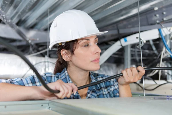 Elektriker verkabeln einen großen Raum — Stockfoto