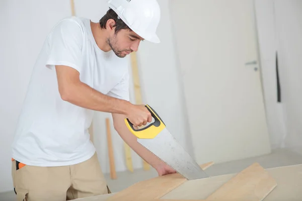 Tagliare un compensato e lavorare — Foto Stock