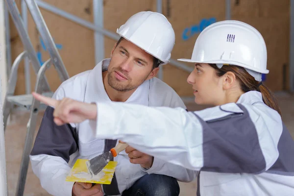 Två leende arbetare i uniform — Stockfoto