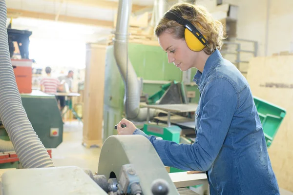 Kvinna som arbetar på en fabrik — Stockfoto