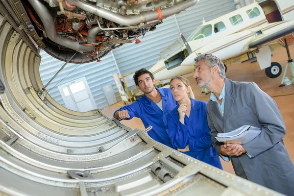 Beobachtung der Flugzeugkomponenten — Stockfoto